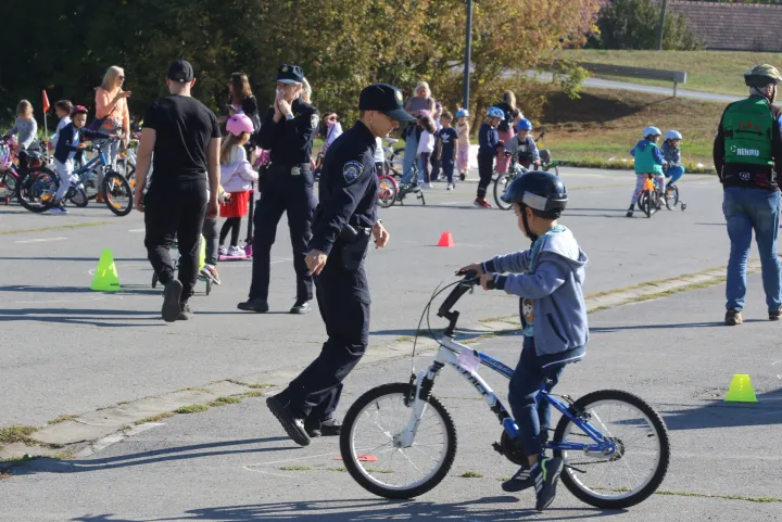 Osijek, 02. 10. 2026, Tvrđavica, parking kod Zoo vrta, mala FEBIRE biciklijada za vrtičarce, uz pomoč PU Osječko -baranjske, Kotrlanera i volontera...snmio GOJKO MITIĆ