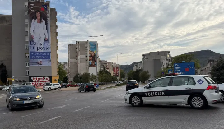 Mostar, 25.09.2026. - U Bosni i Hercegovini 4. listopada održavaju se Opći izbori na kojima će se birati članovi Predsjedni&scaron;tva BiH, zastupnici u Zastupničkom domu Parlamentarne skup&scaron;tine BiH, zastupnici u Parlamentu Federacije BiH, zastupnici u Narodnoj skup&scaron;tini Republike Srpske te zastupnici u skup&scaron;tinama županija u Federaciji BiH. Brojni predizborni plakati istaknuti su diljem zemlje, &scaron;aljući biračima posve različite poruke. foto HINA/ Zoran KRE&Scaron;IĆ/ ml