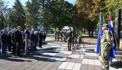 Vinkovci, 02.10.2026. - U vojarni 5. gardijske brigade "Slavonski sokolovi" obilje?ena je 34. obljetnice osnutka 5. gardijske brigade "Sokolovi". Polaganju vijenaca kod spomenika poginulim pripadnicima 5. gardijske brigade ?Sokolovi? nezo?ili su izaslanici predsjednika RH, Sabora, Vlade, suborci, ?upan VS? i gradona?elnik Vinkovaca. foto HINA/Gordan Pani?/ gp