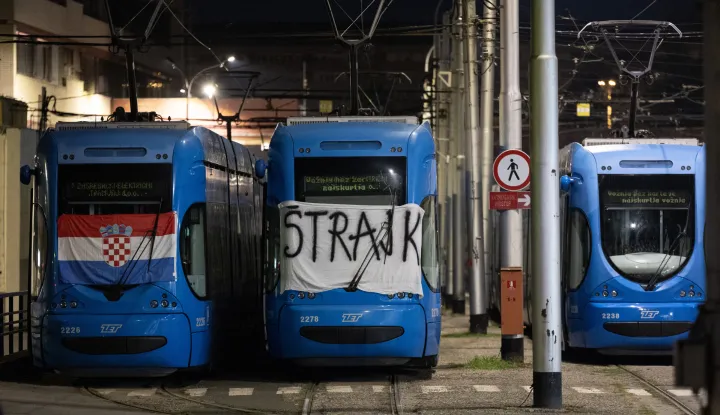 Zagreb, 28.09.2026 - &Scaron;trajk radnika ZET-a i Zagrebačkog holdinga počeo je ponedjeljak ujutro u 3.30, s početkom prve jutarnje smjene, kada inače iz spremi&scaron;ta izlaze prvi tramvaji i autobusi. Na slici tramvaji na spremi&scaron;tu ZET-a na Ljubljanici sa napisom &Scaron;trajk.foto HINA/ Damir SENČAR/ ds