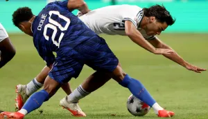 France's forward #20 Desire Doue (L) vies with Italy's forward #21 Antonio Vergara (R) during the UEFA Nations League, league A day 3: Group 1, football match between France and Italy at the Stade de France stadium in Saint-Denis, near Paris, on October 2, 2026. (Photo by FRANCK FIFE/AFP)