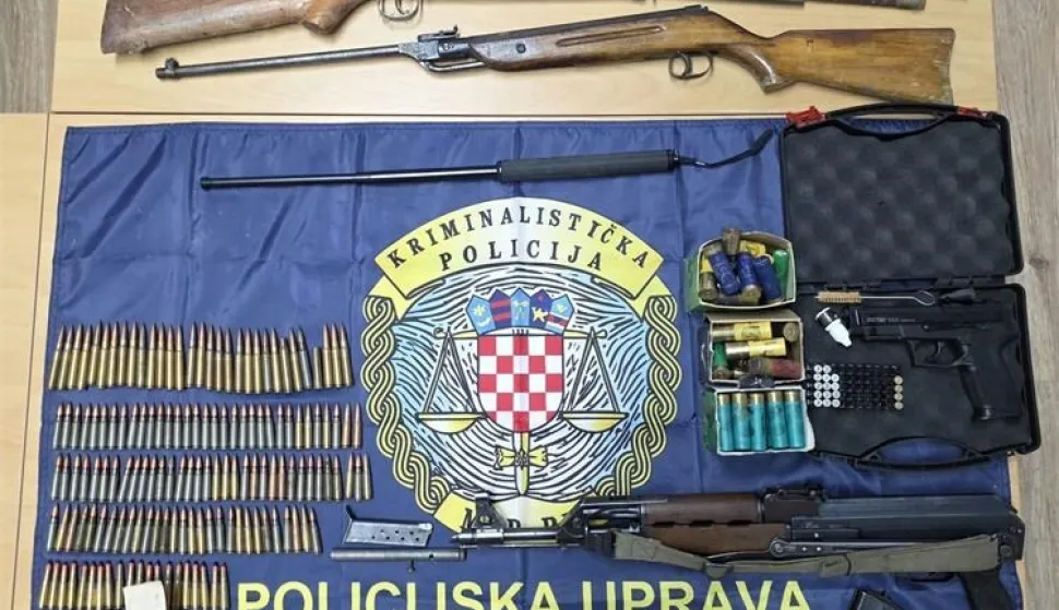 Oružje, automatska pu&scaron;ka, streljivo, bomba TNT, Ilustracija