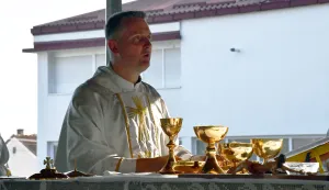 15.08.2022., Brodsko Vinogorje - Svetu misu na Blagdan Velike Gospe u svetistu Uznesenja Bla​z​ene Djevice Marije u Brodskom Vinogorju predvodo je ​z​upnik Krunoslav Karas. Photo: Ivica Galovic/PIXSELL