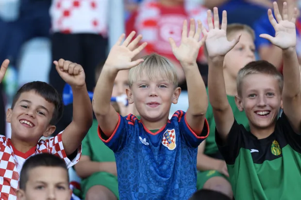 Rijeka, 03.10.2026 - Utakmica Lige nacija, Hrvatska - Engleska. Iako je Hrvatska dobila zabranu navijača na utakmici, UEFA je dozvolila gledatelje do 14 godina. Na slici hrvatski navijači, djeca, na tribinama. foto HINA/ Damir SENČAR/ ds