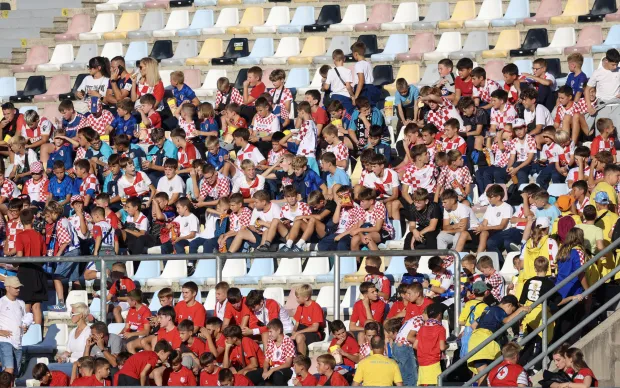 Rijeka, 03.10.2026 - Utakmica Lige nacija, Hrvatska - Engleska. Iako je Hrvatska dobila zabranu navijača na utakmici, UEFA je dozvolila gledatelje do 14 godina. Na slici hrvatski navijači, djeca, na tribinama. foto HINA/ Damir SENČAR/ ds