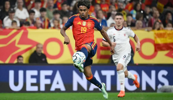 Spain's forward #19 Lamine Yamal kicks the ball during the UEFA Nations League Group A3 football match between Spain and the Czech Republic at the Carlos Tartiere Stadium in Oviedo on October 3, 2026 (Photo by Miguel RIOPA/AFP)