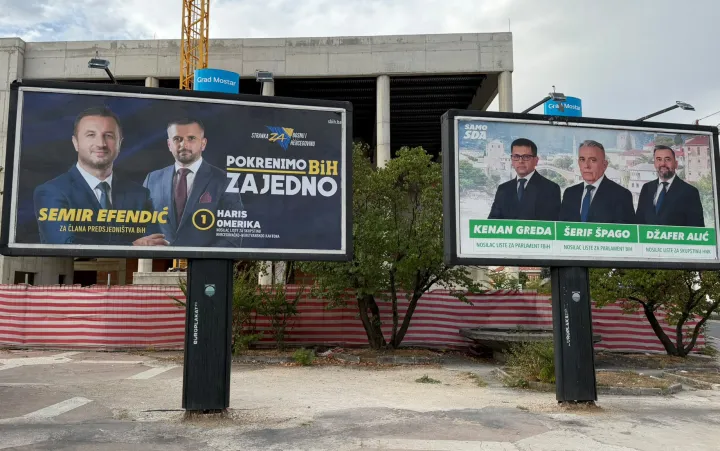 Mostar, 25.09.2026. - U Bosni i Hercegovini 4. listopada održavaju se Opći izbori na kojima će se birati članovi Predsjedni&scaron;tva BiH, zastupnici u Zastupničkom domu Parlamentarne skup&scaron;tine BiH, zastupnici u Parlamentu Federacije BiH, zastupnici u Narodnoj skup&scaron;tini Republike Srpske te zastupnici u skup&scaron;tinama županija u Federaciji BiH. Brojni predizborni plakati istaknuti su diljem zemlje, &scaron;aljući biračima posve različite poruke. foto HINA/ Zoran KRE&Scaron;IĆ/ ml