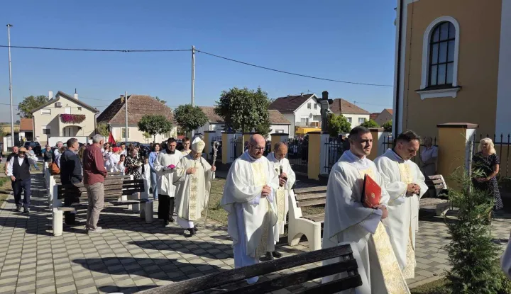 Danas je u Jarmini blagoslovljeno novo sveti&scaron;te Blažene Djevice Marije, Majke Božje Bistričke s njezinim kipom, a bila je to prigoda i za blagoslov tornja sa zvonima postavljenima polovicom 90-ih godina pro&scaron;loga stoljeća i obnovljene fasade crkve sv. Vendelina opata u Jarmini.
