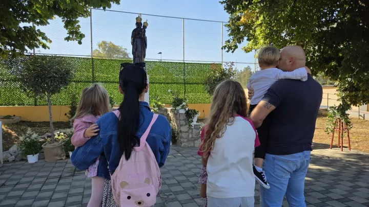 Danas je u Jarmini blagoslovljeno novo sveti&scaron;te Blažene Djevice Marije, Majke Božje Bistričke s njezinim kipom, a bila je to prigoda i za blagoslov tornja sa zvonima postavljenima polovicom 90-ih godina pro&scaron;loga stoljeća i obnovljene fasade crkve sv. Vendelina opata u Jarmini.