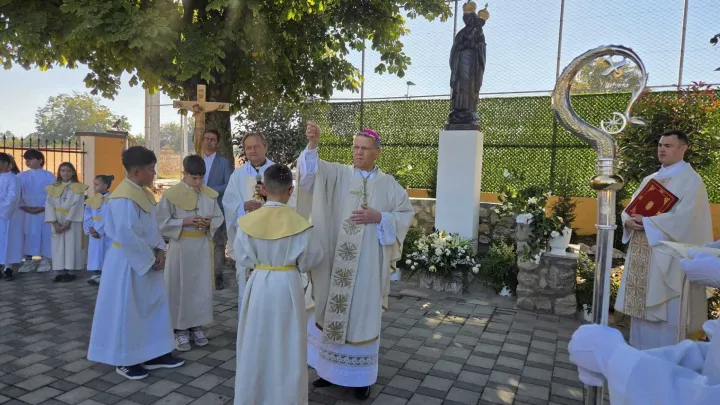 Danas je u Jarmini blagoslovljeno novo sveti&scaron;te Blažene Djevice Marije, Majke Božje Bistričke s njezinim kipom, a bila je to prigoda i za blagoslov tornja sa zvonima postavljenima polovicom 90-ih godina pro&scaron;loga stoljeća i obnovljene fasade crkve sv. Vendelina opata u Jarmini.
