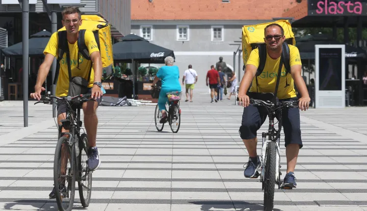 Osijek, 29. 07. 2021, Trg slobode, I dok drugi traze spas u hladovini, dostavljaci i po najvecem suncu rade i dostavljaju. Slobodnjak, ljeto, dostava Glovo.snimio GOJKO MITIĆ