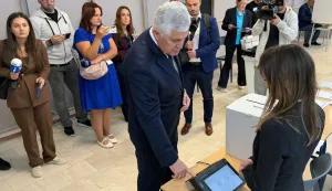 Mostar, 4.10.2026.- Predsjednik HDZ-a BiH Dragan ?ovi? glasovao je u nedjelju ujutro na op?im izborima u BiH te je pritom upozorio na neuobi?ajeno dugo trajanje postupka glasovanja na izborima i pozvao bira?e da unato? tome u ?to ve?em broju iza?u na birali?ta. ?ovi? je glasovao me?u prvima na bira?kom mjestu u sredi?tu Mostara. foto HINA/ Zoran Kre?i?/ ua