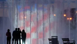 30.06.2013., Zagreb, - Ulazak Hrvatske u EU obiljezila je posebna igra vode, glazbe i svjetlosti kod tzv. Bandicevih fontana. Novi rezim rada znaci da je u stopostotnoj funkciji dodatna 28. mlaznica na juznoj fontani koja simbolizira novu clanicu Europske unije (27 + 1 mlaznica). Projekcije grbova EU, RH i Grada Zagreba na ekranu sjeverne fontane. rPhoto: Luka Stanzl/PIXSELL 