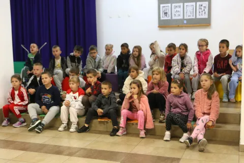 Osijek, 02. 10. 2026, Osnovan &scaron;kola SV. Ane Osijek. Učiteljica Gordana Moka i njezin pas Princ. Princ je već postao zna&scaron;titni zanak &scaron;kole i njenog razreda. Radionica za djecu prvih razreda kako se pona&scaron;ati sa svojim kućnim ljubimmcima psima...snmio GOJKO MITIĆ