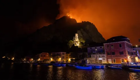 Omi&scaron;, 14.08.2026. - Veliki požar koji je večeras buknuo u Lokvi Rogoznici pro&scaron;irio se tijekom noći prema Omi&scaron;u. foto HINA/ Miroslav LELAS/ ls