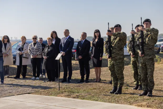 Polaganjem vijenaca i paljenjem svijeća te molitvom za poginule i nestale hrvatske branitelje ispred spomen-obilježja masovne grobnice i spomenika Bijeli križ na Orlovnjaku kod Antunovca obilježena je 35. godi&scaron;njica okupacije Orlovnjaka.6. 10. 2026.