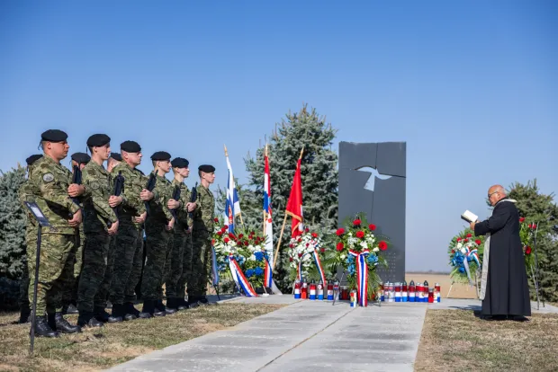 Polaganjem vijenaca i paljenjem svijeća te molitvom za poginule i nestale hrvatske branitelje ispred spomen-obilježja masovne grobnice i spomenika Bijeli križ na Orlovnjaku kod Antunovca obilježena je 35. godi&scaron;njica okupacije Orlovnjaka.6. 10. 2026.