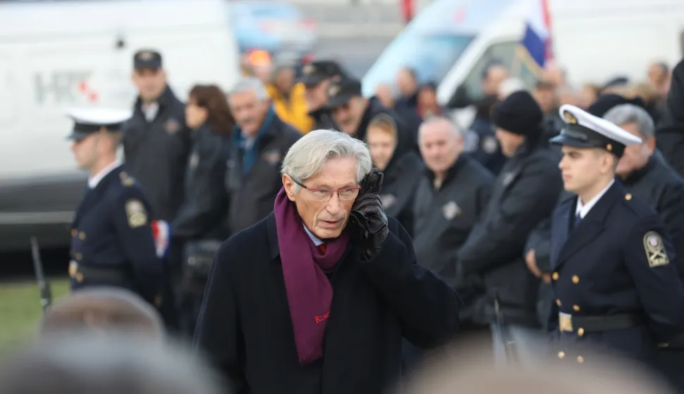 Zagreb, 10.12.2018. - Spomenik prvom hrvatskom predsjedniku dr. Franji Tuđmanu otkriven je u Zagrebu na raskriju Ulice grada Vukovara i Ulice Hrvatske bratske zajednice. Na slici Tomislav Horvatinčić.foto HINA/ Lana SLIVAR DOMINIĆ/ ua