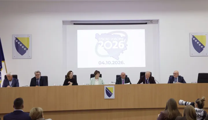 sarjevo, 4.10.2026.- Ve?ina glasa?kih mjesta na kojima su bira?i u Bosni i Hercegovini u nedjelju birali vlast za naredne ?etiri godine zatvorena je u 19 sati, a glasanje je produ?eno samo na onim mjestima na kojima je bilo ka?njenja pri otvaranju ili gdje su bira?i jo? ?ekali u redovima. Na slici tiskovna konferencija Sredi?njeg izbornog povjerenstva BiH (SIP). foto HINA/ FENA/ Amer Kajmovi?/ ua