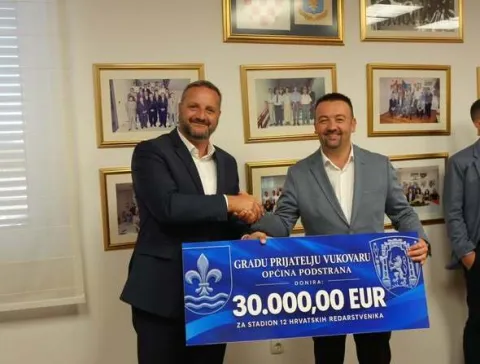 Akcija izgradnje Stadiona "12 hrvatskih redarstvenika" u Vukovaru dobila je snažnu potporu Općine Podstrana iz Splitsko-dalmatinske županije. Za izgradnju stadiona općina je donirala 30 000 eura, &scaron;to je u ovom trenutku najveća pojedinačna donacija jedne općine ovom projektu.