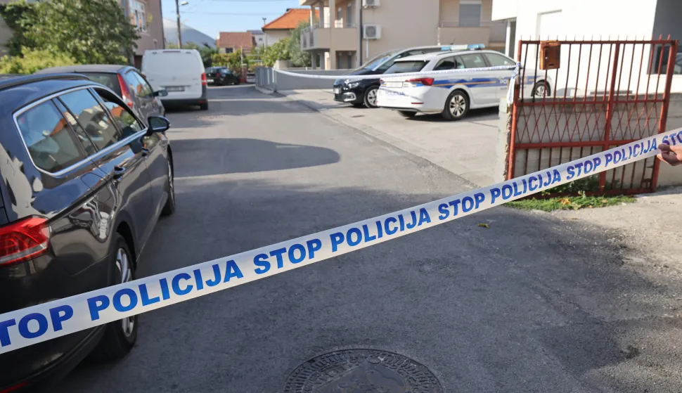 Zadar, 05.10.2026. - Policija je danas zaprimila dojavu da je na gradskom predjelu Stanovi, jedna osoba ozlijeđena. Na mjesto događaju su odmah po dojavi upućeni policijski službenici i druge žurne službe. U stanu je zatečena ženska osoba koja je od zadobivenih ozljeda preminula. Neslužbeno se doznajue da je unuk ubio baku. U tijeku je kriminalističko istraživanje.Foto HINA/Zvonko KUCELIN