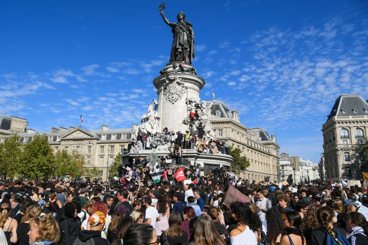 Lyc&eacute;ens, &eacute;tudiants et syndicats manifestent de la place de la R&eacute;publique &agrave; celle de la Nation &agrave; Paris, France, le 6 octobre 2026, pour r&eacute;clamer plus de moyens dans les lyc&eacute;es. Six stations de m&eacute;tro seront ferm&eacute;es. &copy; Lionel Urman/Bestimage High school students, university students, and unions are demonstrating from Place de la R&eacute;publique to Place de la Nation in Paris, France, on October 6, 2026, to demand more resources for high schools. Six metro stations will be closed. Photo: LIONEL URMAN/BESTIMAGE/BESTIMAGE