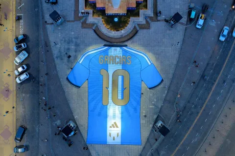 TOPSHOT - This aerial view shows a giant shirt marking Lionel Messi's farewell from the Argentina national football team displayed at the National Flag Memorial in Rosario, Argentina, on October 5, 2026, on the eve of the international friendly football match between Argentina and Benin. (Photo by Marcelo MANERA/AFP)