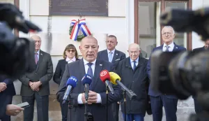 Zagreb, 07.10.2026. - Izaslanstvo Vlade položilo je lovorov vijenac ispred spomen-ploče na zgradi Vlade u povodu 35. obljetnice raketiranja Banskih dvora.Na fotografiji Tomo Medved.foto HINA/ Edvard &Scaron;U&Scaron;AK /es