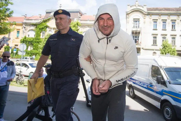 17.05.2018., Osijek - Privodjenje sestero muskaraca na Zupanijski sud osumnjicenih za proslogodisnje paljenje kuce bivseg glavnog drzavnog odvjetnika Radovana Ortynskog. Dragan Bakovic Bambur u pratnji policije. Photo: Davor Javorovic/PIXSELL 