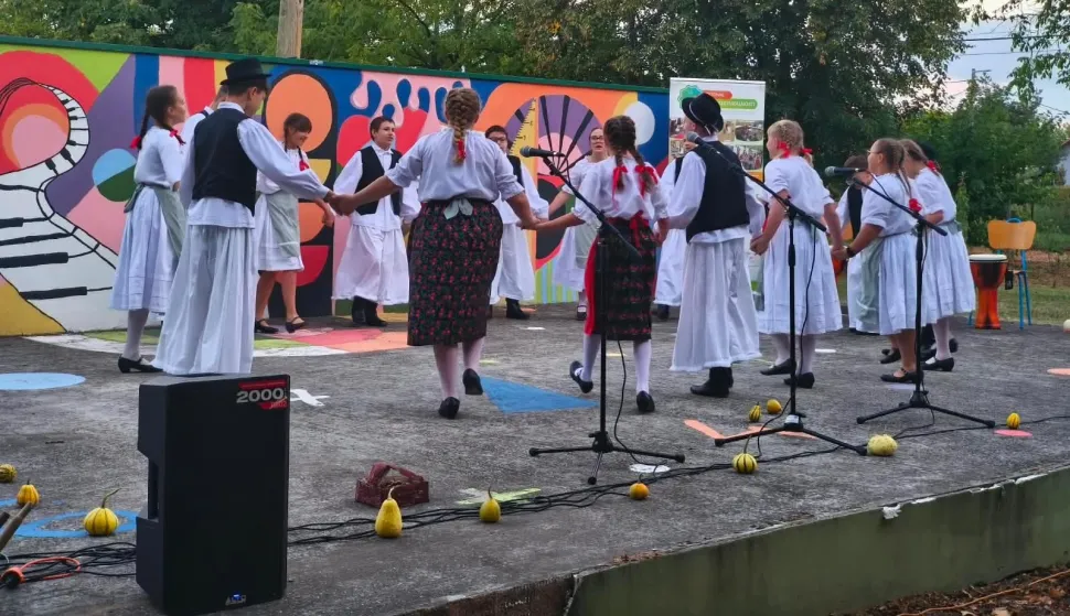 U Laslovu održan četvrti Festival multikulturalnosti: &bdquo;Razlike su mostovi koji nas povezuju&ldquo;