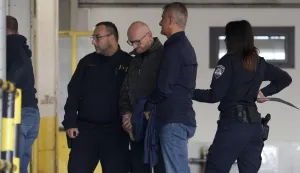 09.10.2026., Zagreb - Privodjenje zlatara i poduzetnika Paska Dodica i clana uprave tvrtke CE-ZA-R Zeljka Teufela u prostorije USKOK-a u Branimirovoj zbog istrage o nezakonitom odlaganju i zakapanju otpada u Gospicu, Benkovcu i Senju. Photo: Marko Seper/PIXSELL