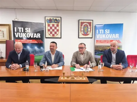 Kompanija Pevex donirala Vukovaru 100 tisuća eura za gradnju stadiona "12 hrvatskih redarstvenika"