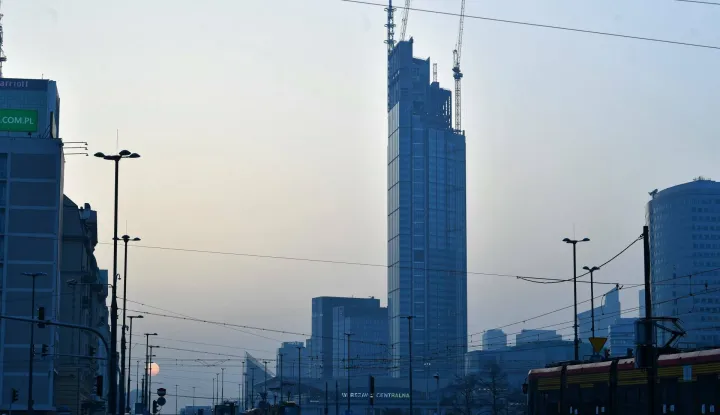  Warszawa, 23.02.2021. Wieżowiec Varso Tower (C) w Warszawie, 23 bm. Obecnie jest to najwyższy budynek w Unii Europejskiej, kt&oacute;ry wyprzedził o 10 metr&oacute;w niemiecki Commerzbank Tower (300 m). Konstrukcja przekroczyła wysokość 310 metr&oacute;w dzięki zamontowaniu ważącej 73 tony i mierzącej 80 metr&oacute;w iglicy. (rp/dw) PAP/Radek Pietruszka Radek Pietruszka 