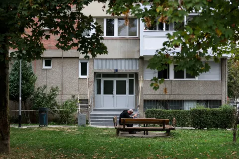 09.10.2026., Zagreb - Goran Bare, legendarni glazbenik i umjetnik, preminuo je danas u 62. godini zivota, ostavljajuci iza sebe bogatu glazbenu ostavstinu i emotivne uspomene koje su obiljezile njegov zivot. Policija ispred zgrade u Turininoj ulici u kojoj je zivio Goran Bare. Photo: Igor Kralj/PIXSELL