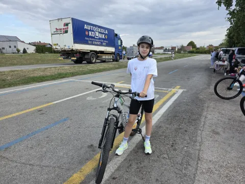 Učenici trećih, četvrtih, petih i &scaron;estih razreda vinkovačkih osnovnih &scaron;kola danas su se na stazi izvan prometa, staroj karting stazi, mali priliku testirati svoje biciklističke vje&scaron;tine i sportski duh.