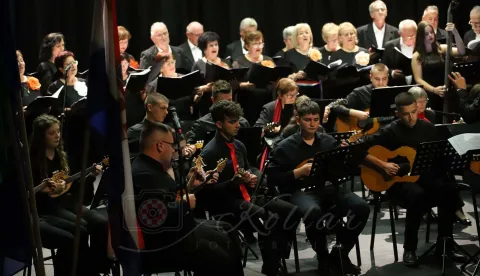 Pože&scaron;ki tambura&scaron;ki orkestar i "Vila Velebita" ponovno zajedno u Pečuhu