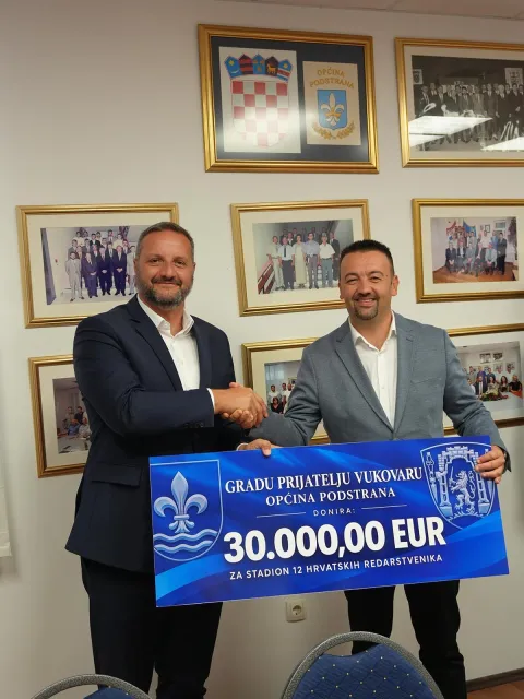 VUKOVAR - Gradonačelniku&nbsp;Marijanu&nbsp;Pavličeku&nbsp;u Općini Podstrana načelnik te općine&nbsp;uručio&nbsp;je donacija u iznosu od 30.000 eura za izgradnju stadiona "12 hrvatskih redarstvenika". listopad 2026.