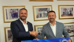 VUKOVAR - Gradonačelniku&nbsp;Marijanu&nbsp;Pavličeku&nbsp;u Općini Podstrana načelnik te općine&nbsp;uručio&nbsp;je donacija u iznosu od 30.000 eura za izgradnju stadiona "12 hrvatskih redarstvenika". listopad 2026.