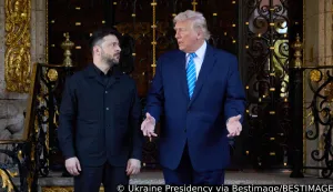 Le pr&eacute;sident am&eacute;ricain Donald Trump rencontre le pr&eacute;sident ukrainien Volodymyr Zelensky &agrave; son club de Mar-a-Lago &agrave; Palm Beach, en Floride le 28 d&eacute;cembre 2025. Trump a invit&eacute; Zelensky dans son club priv&eacute; afin de travailler sur le plan de paix propos&eacute; par les &Eacute;tats-Unis pour mettre fin &agrave; la guerre en Ukraine, alors que le conflit approche des quatre ans depuis l'invasion russe &agrave; grande &eacute;chelle du 24 f&eacute;vrier 2022. &copy; Ukraine presidency via Bestimage U.S. President Donald Trump speaks during the meeting with Ukrainian President Volodymyr Zelensky at his Mar-a-Lago club on December 28, 2025 in Palm Beach, Florida. Trump invited Zelensky to his private club to work on the U.S.-proposed peace plan to end the war in Ukraine, as the conflict approaches four years since the sudden full-scale invasion by Russia on February 24, 2022. Photo: Ukraine Presidency via Bestimage/BESTIMAGE