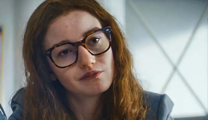 Julia Garner u seriji "The Altruists"