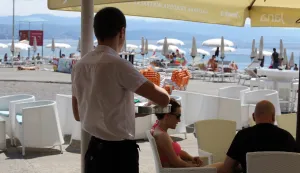 Konobari u ugostiteljskim objektima na moru 07.07.2018., Opatija - Konobar u ugostiteljskom objektu na moru. rrPhoto: Goran Kovacic/PIXSELL 