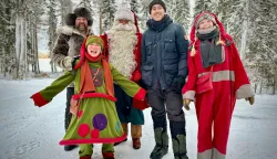 Picture shows_Simon Reeve with Entrepreneur Ilkka L&auml;nkinen, Santa Claus and 2 elves in Santa Claus' Secret Forest, Laplandkandinavija sa Simonom Reeveom