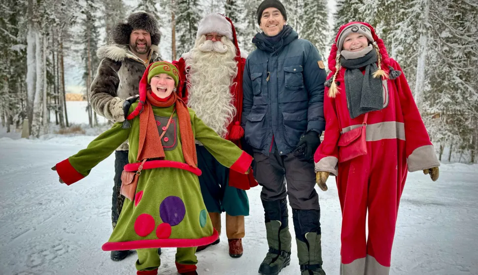 Picture shows_Simon Reeve with Entrepreneur Ilkka L&auml;nkinen, Santa Claus and 2 elves in Santa Claus' Secret Forest, Laplandkandinavija sa Simonom Reeveom