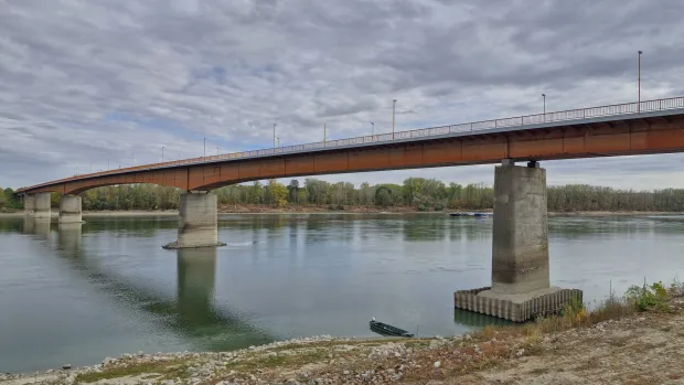 Batinskom su mostu 52 godine: Vozači tvrde kako je u lo&scaron;em stanju, Hrvatske ceste kažu da nosivost zadovoljava potrebe