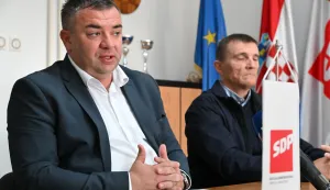 Vinkovci, 12.10.2026. - U prostorijama SDP-a Vinkovci održana je konferencija za medije Županijske organizacije SDP-a Vukovarsko-srijemske županije i Gradske organizacije SDP-a Vinkovci o problemu otpada u Vinkovcima i odgovornosti Vlade. Na konferenciji su govorili predsjednik županijske organizacije Mario Milinković i predsjednik gradske organizacije Davor Benić. foto HINA/ Gordan Panić/ gp
