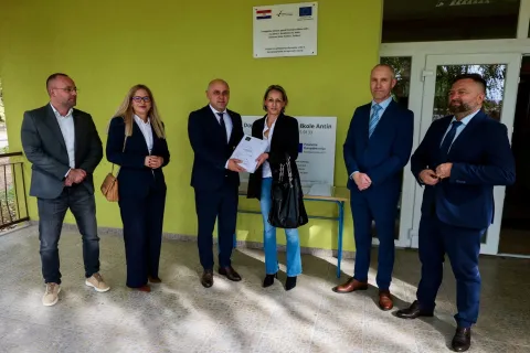 Uvođenjem izvođača u posao u Antinu, u Općini Tordinci, započela je rekonstrukcija i dogradnja Područne &scaron;kole Antin, čime će se osigurati uvjeti za jednosmjensku nastavu i buduću provedbu cjelodnevne &scaron;kole. LISTOPAD 2026.