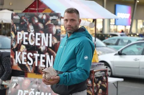 Osijek, 13. 10. 2026., parkirali&scaron;te Kauflanda, kestenjari, kestenje, jesen, prodavač kestenja, Ivan - kupacSNIMIO BRUNO JOBST