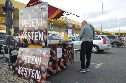 Osijek, 13. 10. 2026., parkirali&scaron;te Kauflanda, kestenjari, kestenje, jesen, prodavač kestenjaSNIMIO BRUNO JOBST