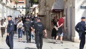 14.10.2026.,Split - Dan uoci sutrasnjeg susreta Hajduka i Ajaxa na Poljudu centar grada je pod policijskom opsadom. U iscekivanju dolaska gostujucih navijaca kojih vec i ima u gradu sve je spremno za eventualnu intervenciju. Photo: Ivo Cagalj/PIXSELL