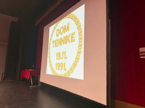 U Gradskom kazali&scaron;tu Joza Ivakić u Vinkovcima prikazan je dokumentarni film "Dom tehnike 1991. Borovo Naselje &ndash; Vukovar", posvećen poginulim, nestalim i umrlim hrvatskim braniteljima koji su sudjelovali u obrani toga položaja za Domovinskog rata.
